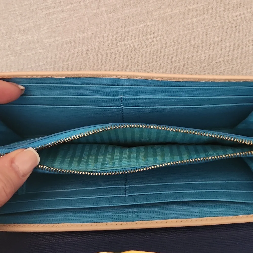 Fendi Contintental Leather Wallet W/Box And Cards - Picture 10 of 16